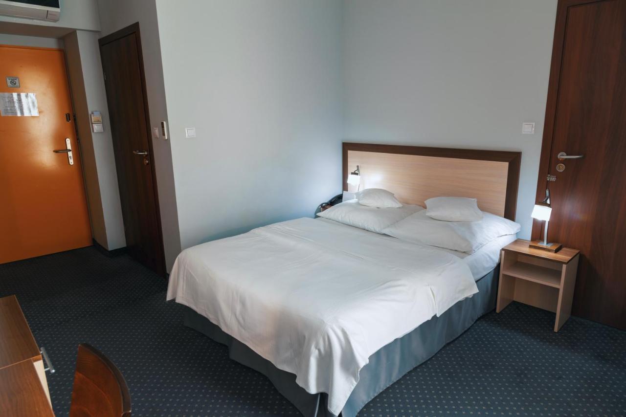 Hotel Poleczki Warsaw Airport Extérieur photo